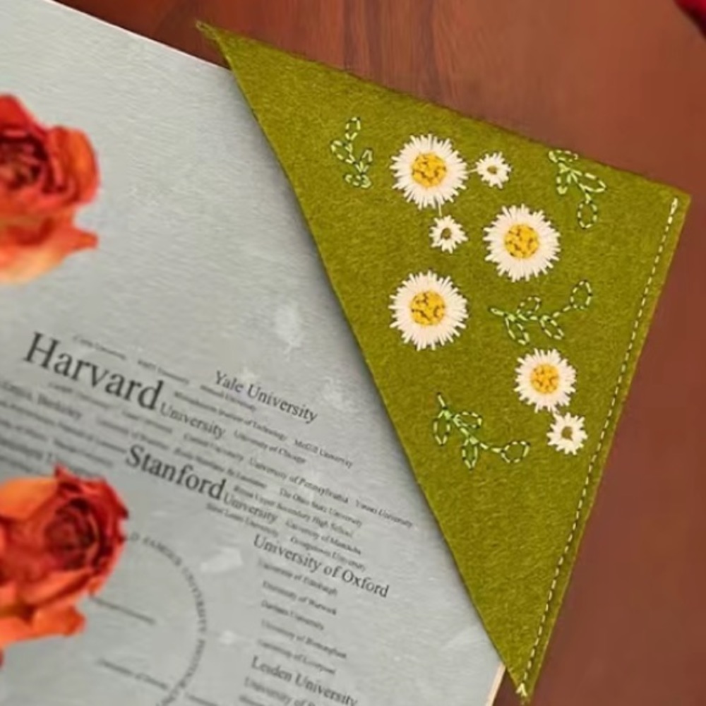 Embroidered Green Floral Felt Corner Bookmark Marker - NEW